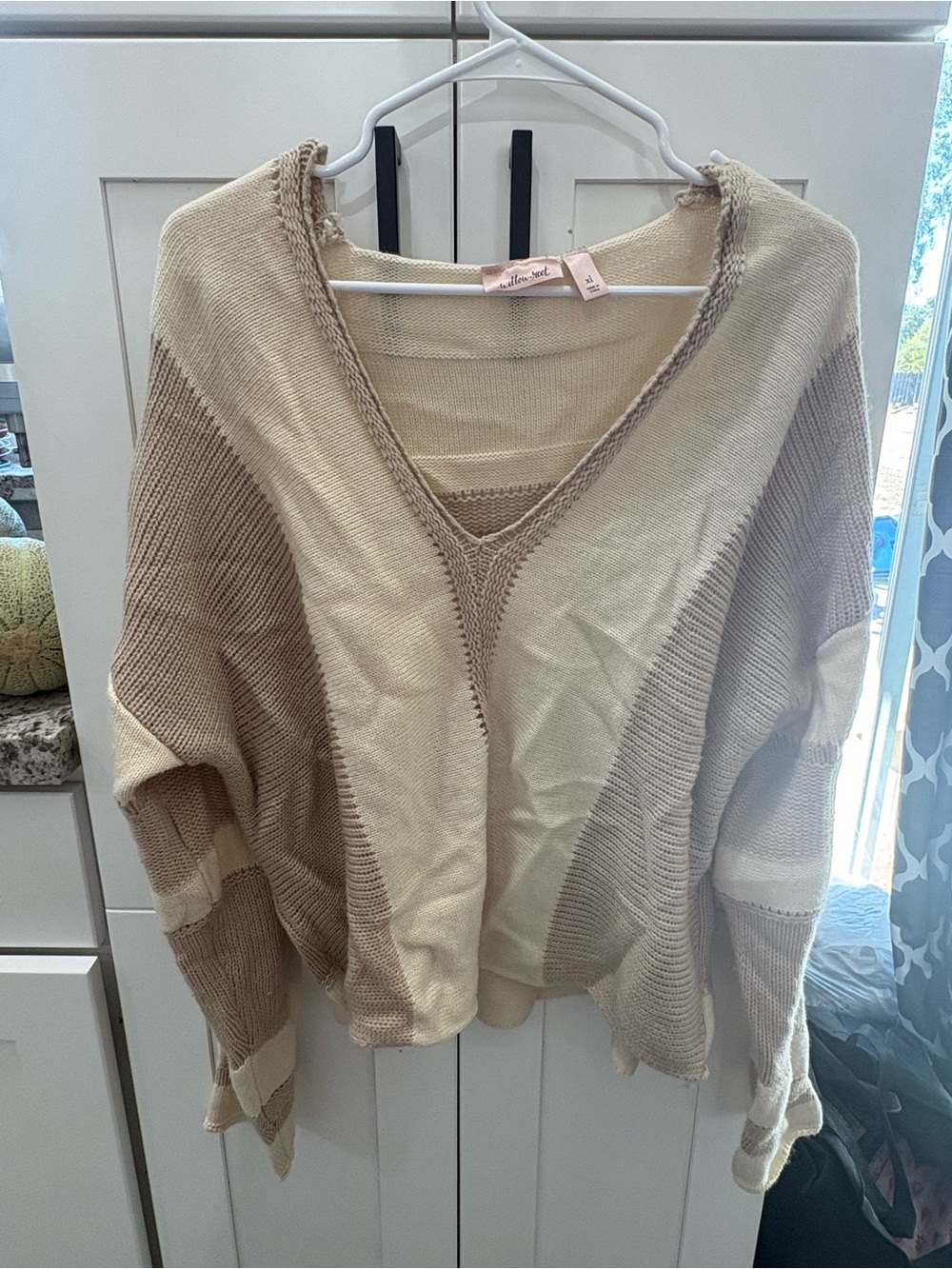 Women’s V-Neck Colorblock Sweater in Beige & Cream